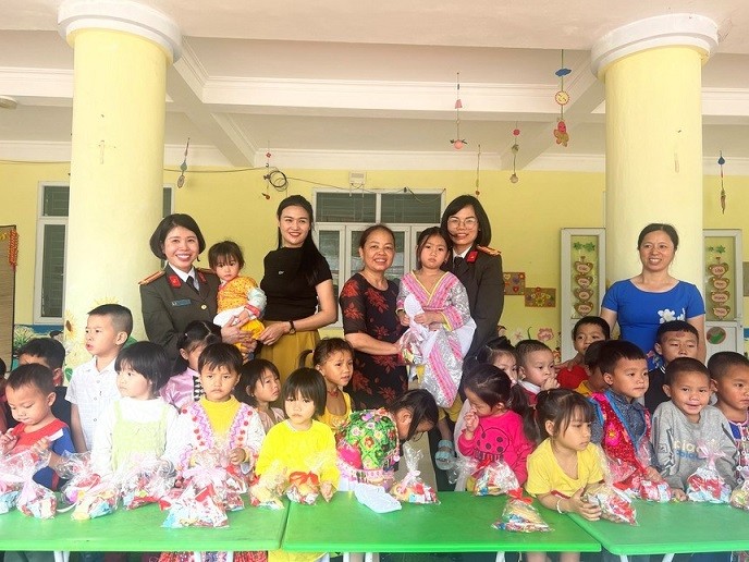 Mang "Xuân ấm biên cương" đến với phụ nữ, trẻ em biên giới tỉnh Điện Biên