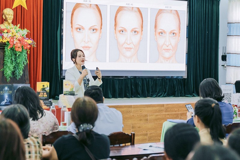 Dr. Cao Nguyen at the medical-standard anti-aging skincare seminar