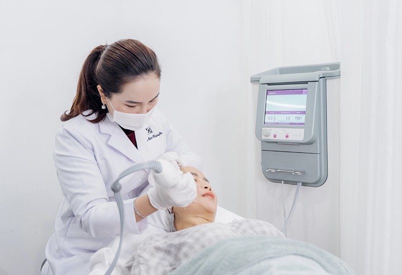 Dr. Cao Nguyen is rejuvenating customers' skin using Thermage technology.