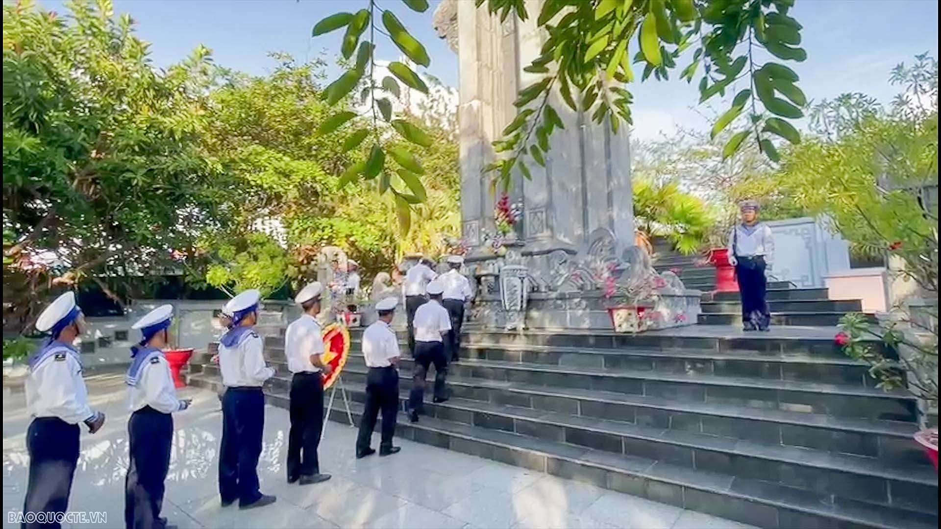 Vùng 4 Hải quân tri Cán bộ, chiến sĩ và nhân dân dâng hương tại đảo Trường Sa.  tưởng niệm các anh hùng liệt sĩ anh dũng hy sinh tại Trường Sa