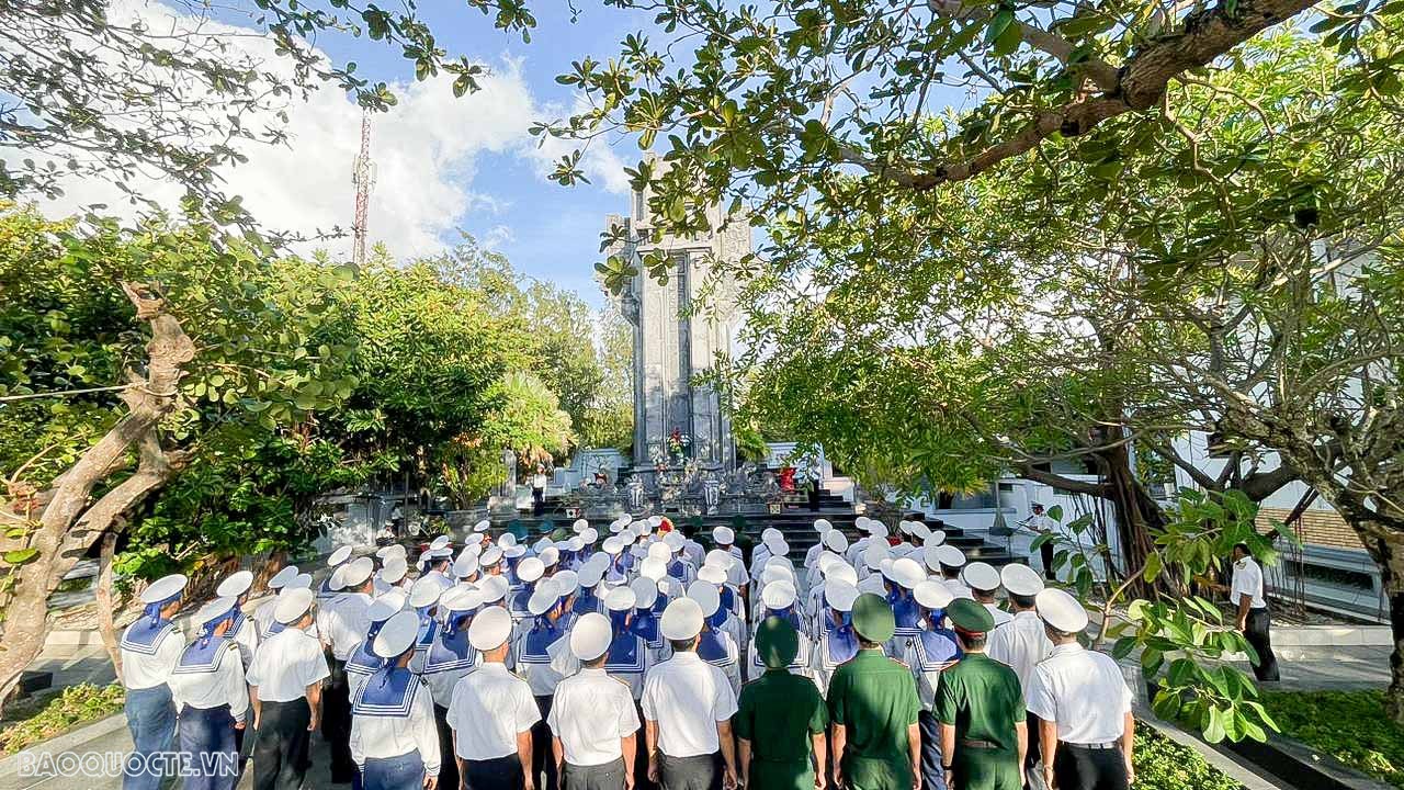 Vùng 4 Hải quân tưởng niệm các anh hùng liệt sĩ anh dũng hy sinh tại Trường Sa