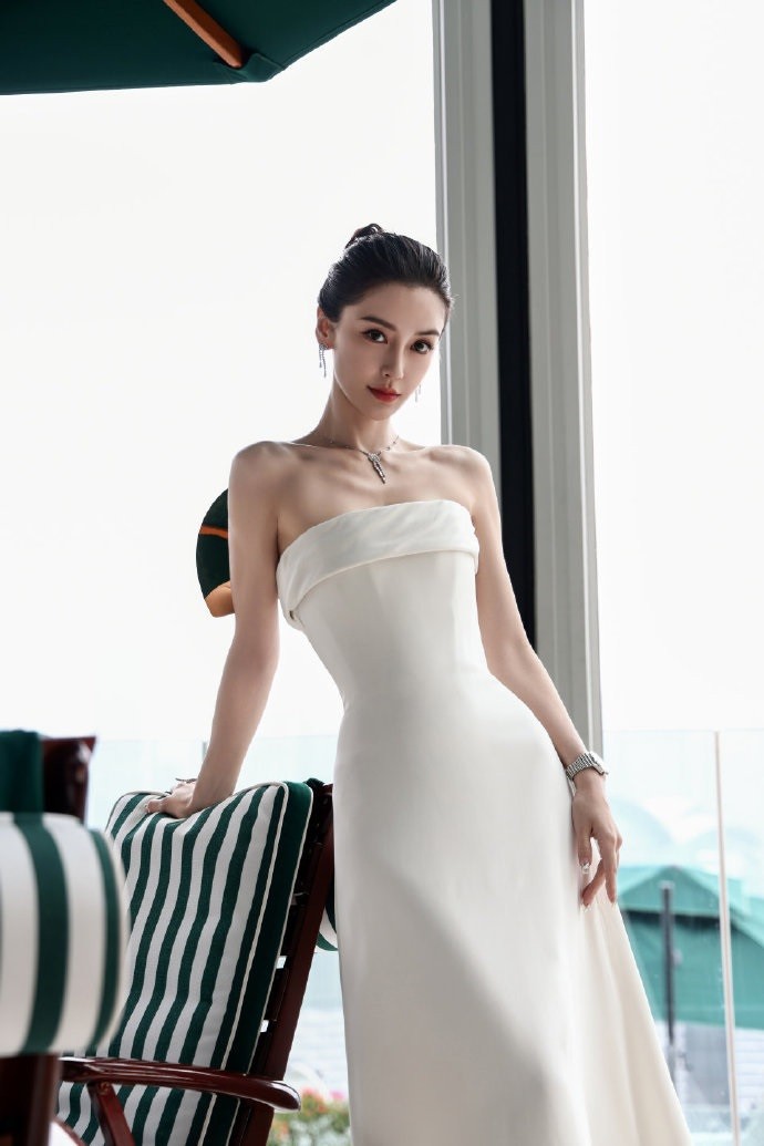 Fan khen Angelababy thanh lịch, nữ tính, đẹp nhất với đầm trắng Haute Couture cao cấp