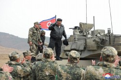 Nga nói Triều Tiên có 'chiếc ô hạt nhân' riêng, Hàn Quốc không chấp nhận, Bình Nhưỡng khoe 'xe tăng mạnh nhất thế giới'