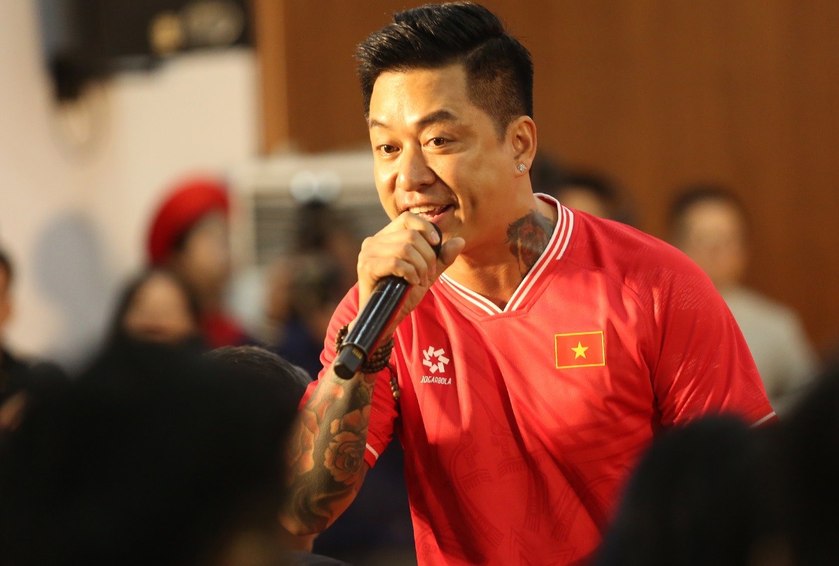 Ca sĩ Tuấn Hưng biểu diễn, giao lưu với đội tuyển Việt Nam tại sự kiện công bố nhà tài trợ