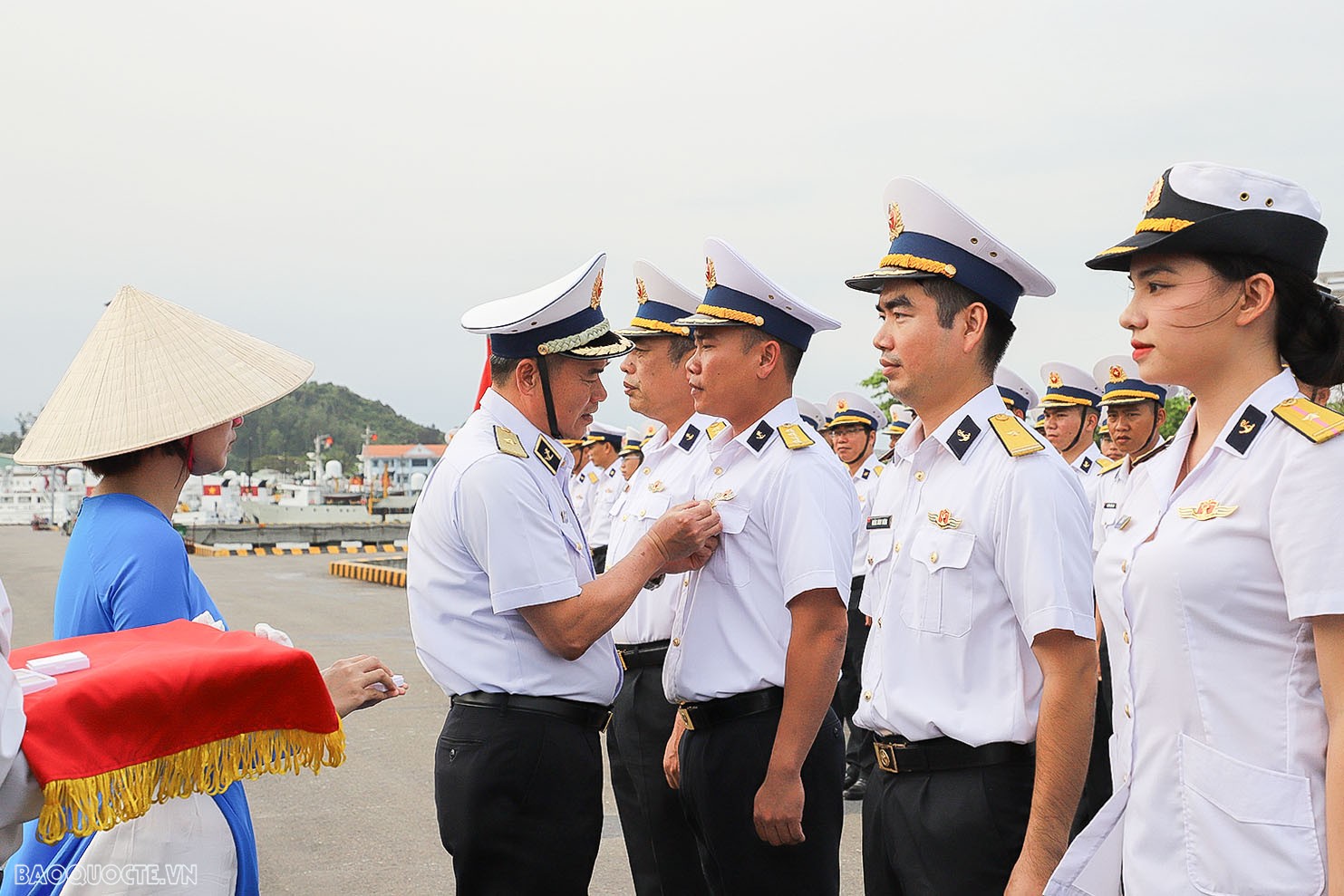 3.Thủ trưởng Bộ Tư lệnh Vùng 3 trao tặng chỉ huy Tàu 20 Huy hiệu thủy thủ viễn dương