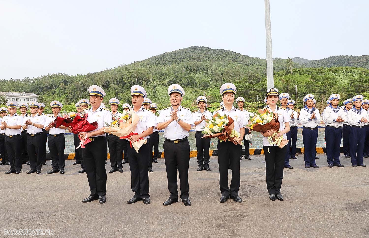 4.Thủ trưởng Bộ Tư lệnh Vùng 3 chúc mừng Tàu 20 và đoàn công tác hoàn thành tốt nhiệm vụ đối ngoại quốc phòng