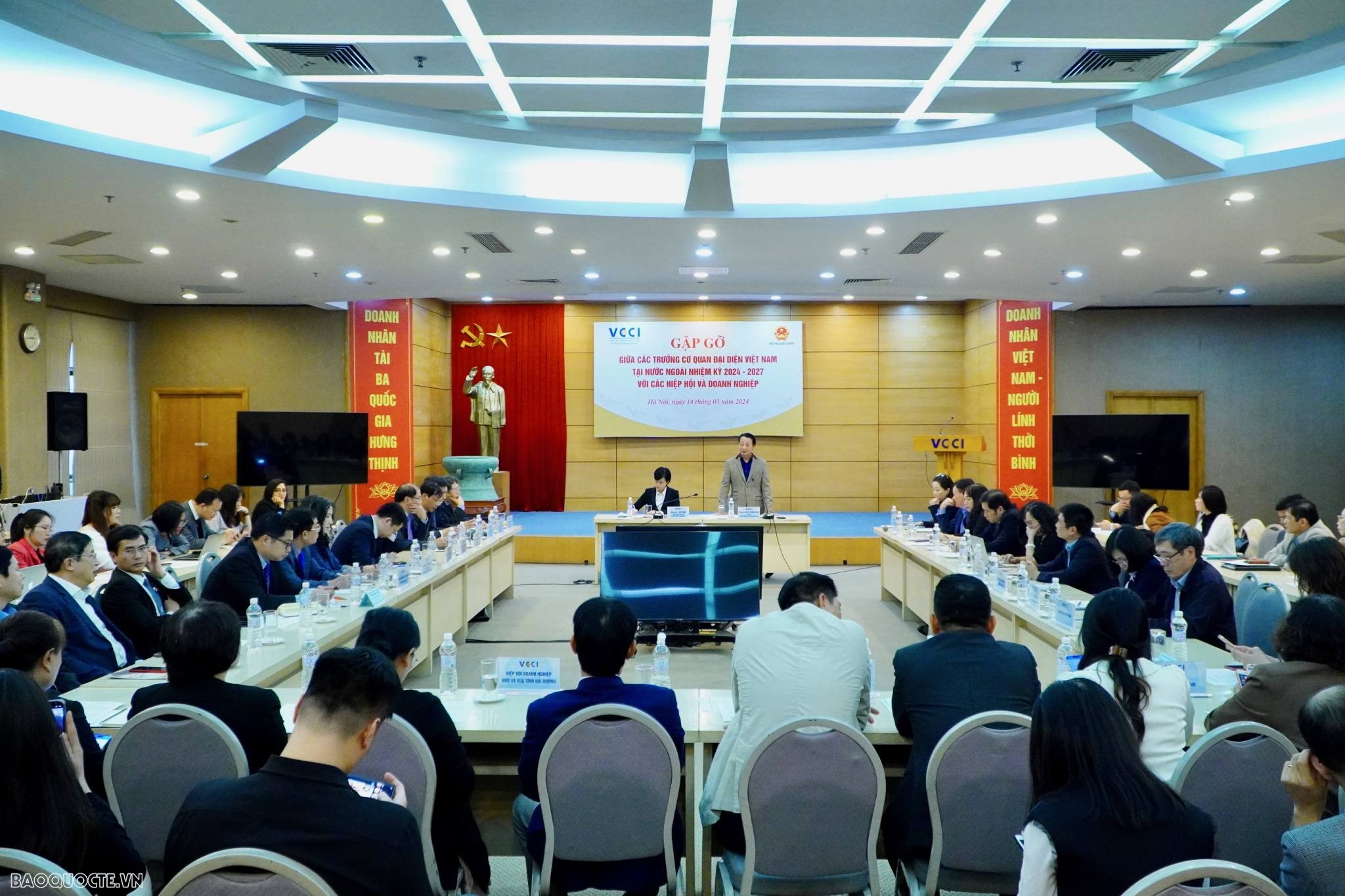 Phát huy vai trò tiên phong của ngoại giao kinh tế, mở rộng không gian phát triển cho doanh nghiệp Việt Nam trong kỷ nguyên mới. Phát huy vai trò tiên phong của ngoại giao kinh tế, mở rộng không gian phát triển cho doanh nghiệp Việt Nam trong kỷ nguyên mới.