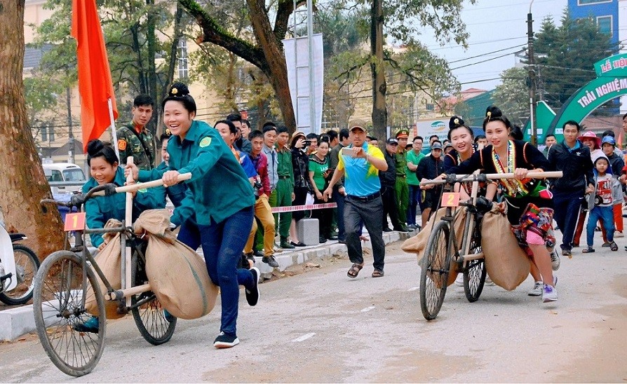 Đẩy xe đạp thồ là một trong những hoạt động trải nghiệm đầy thú vị tại Lễ hội Hoa Ba 2024. (Nguồn: Sở Văn hóa, Thể thao và Du lịch Điện Biên)