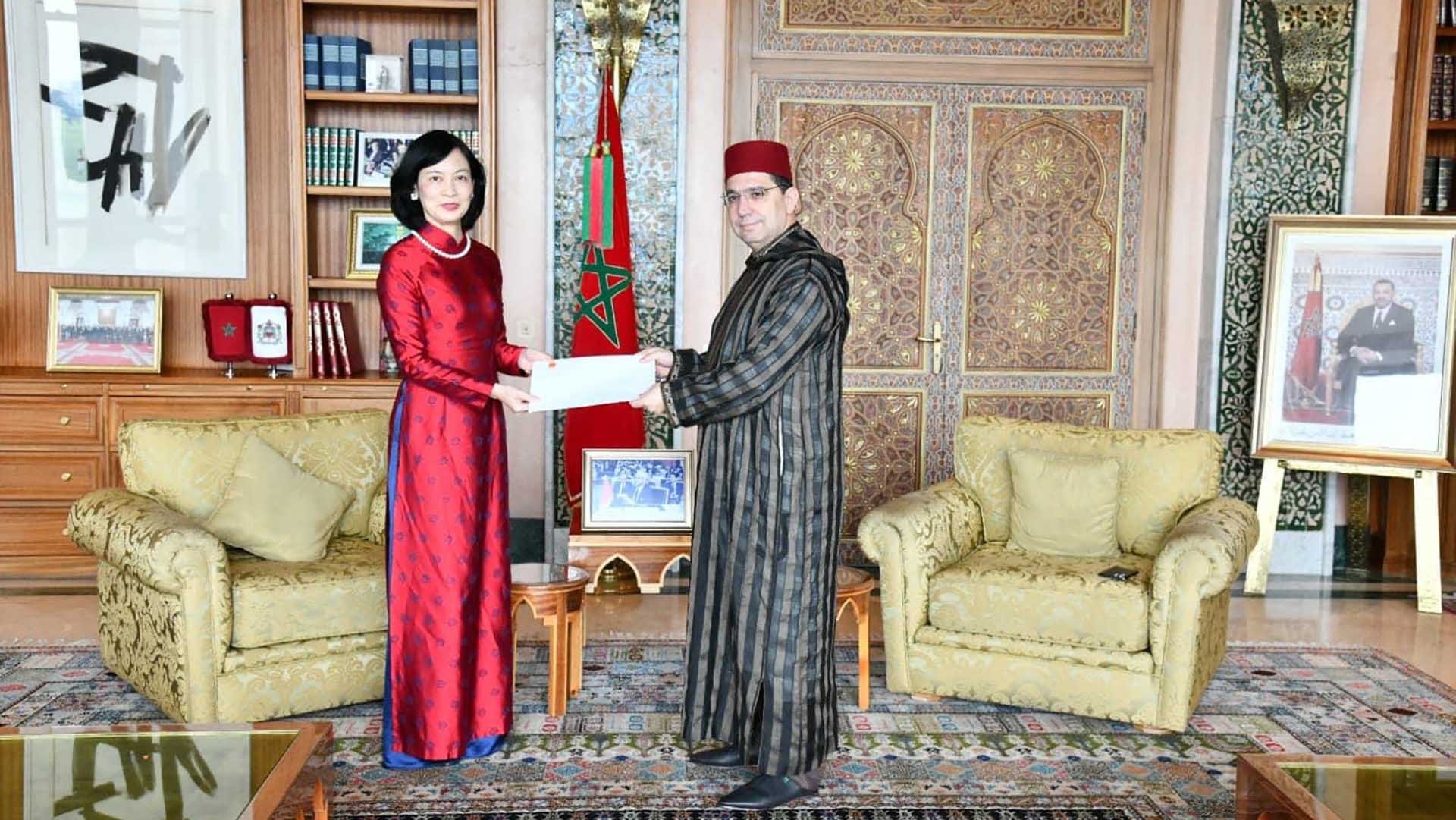 Đại sứ Lê Kim Quy trình bản sao Thư uỷ nhiệm lên Bộ trưởng Ngoại giao, hợp tác châu Phi và người Morocco ở nước ngoài Nasser Bourita.