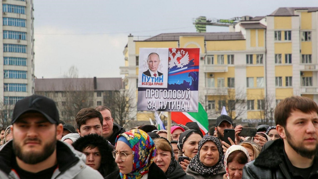 Người dân tham gia diễu hành bầu cử tại Cộng hòa Chechnya thuộc Liên bang Nga.