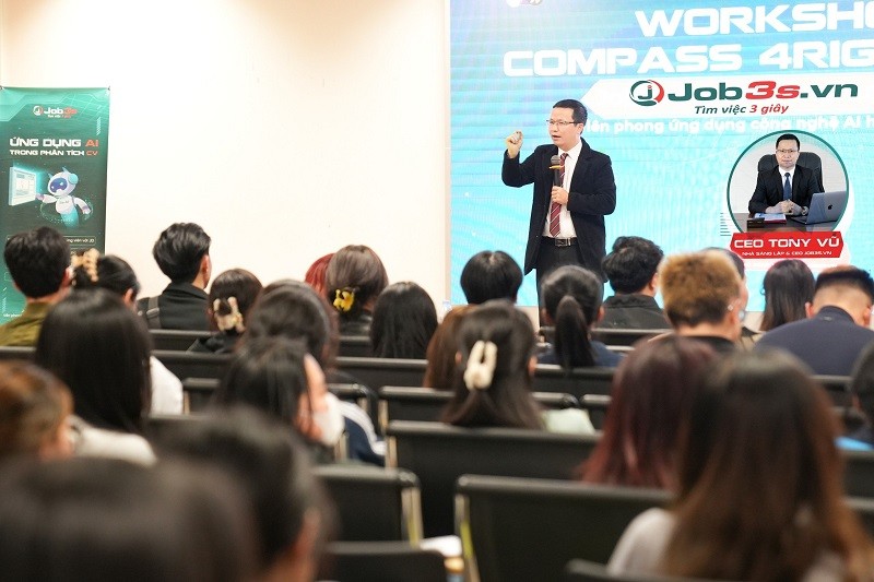CEO Tony Vũ của Job3s.vn chia sẻ về cách viết CV cùng kỹ năng phản biện trong tìm kiếm và ứng tuyển việc làm tại workshop