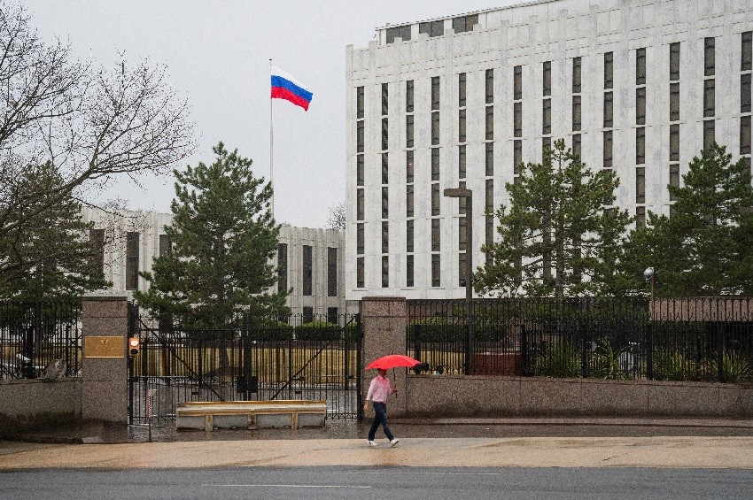 Đại sứ quán quán Nga tại Washington bị đe dọa, Moscow trừng phạt thêm 200 công dân Mỹ. Reuters Đại sứ quán quán Nga tại Washington bị đe dọa, Moscow trừng phạt thêm 200 công dân Mỹ. Reuters