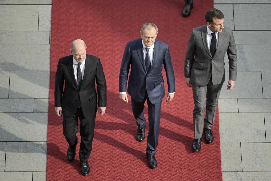 Từ trái sang: Thủ tướng Đức Olaf Scholz, Thủ tướng Ba Lan Donald Tusk và Tổng thống Pháp Emmanuel Macron tới tham gia cuộc họp tại thủ đô Berlin, Đức, ngày 15/3. (Nguồn: AP)
