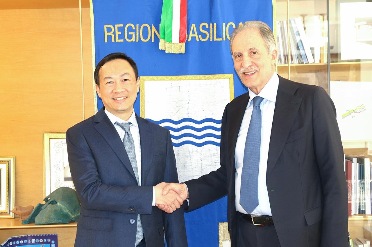 Đại sứ Việt Nam tại Italy Dương Hải Hưng và Chủ tịch Vùng Basilicata Vito Bardi. (Nguồn: TTXVN)