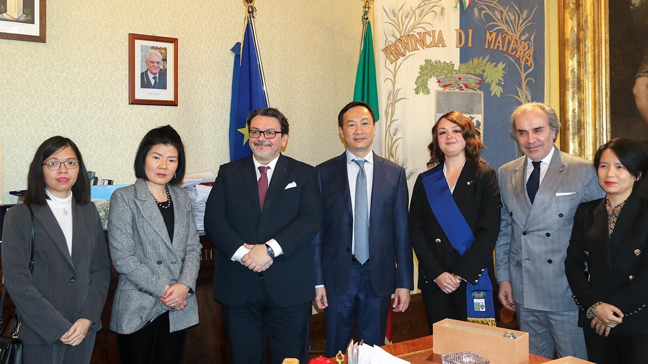 Đại sứ Việt Nam tại Italy Dương Hải Hưng chụp ảnh lưu niệm cùng đại diện Hội đồng tỉnh Matera. (Nguồn: TTXVN)