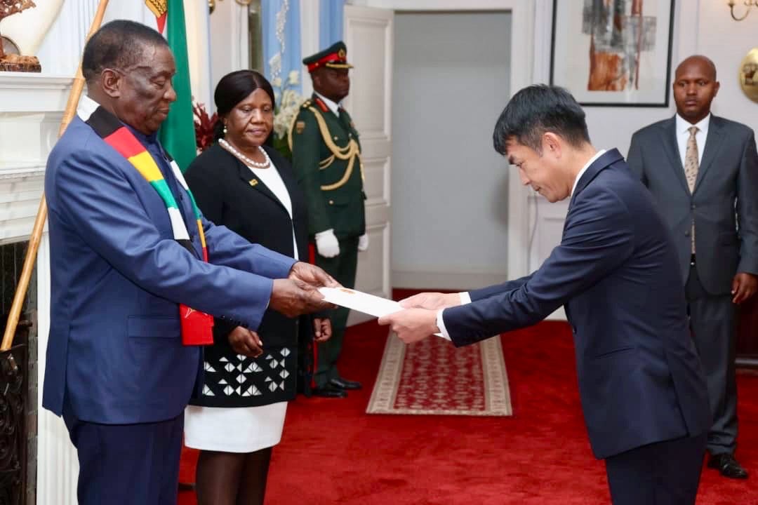 Đại sứ Hoàng Sỹ Cường trình Thư ủy nhiệm lên Tổng thống Zimbabwe Emmerson Mnangagwa