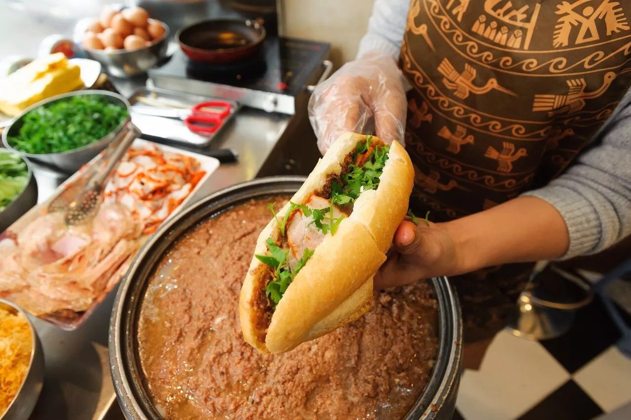 Bên cạnh phở, bánh mì là món ăn Việt nổi tiếng nhất trên thế giới. (Nguồn: Delish) Bên cạnh phở, bánh mì là món ăn Việt nổi tiếng nhất trên thế giới. (Nguồn: Delish)