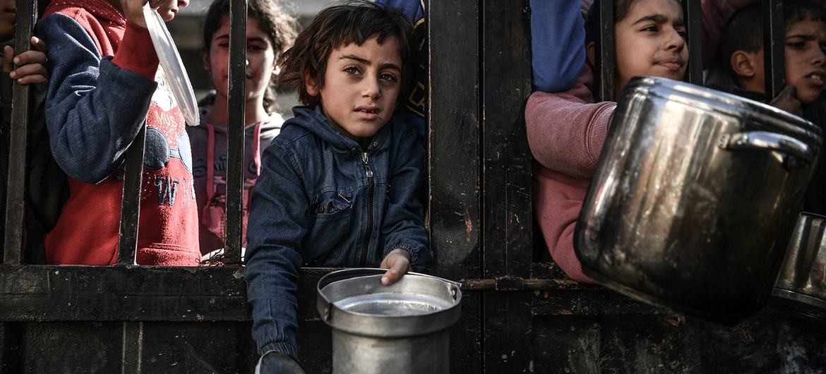 Trẻ em tại Gaza chờ nhận thức ăn trong khi các cuộc ném bom và giao tranh vẫn tiếp diễn. (Nguồn: UNDP PAPP)