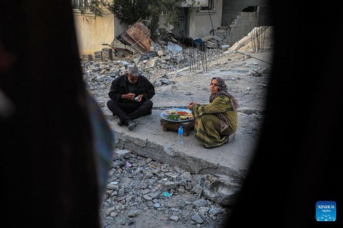 Người Palestine ăn sáng trong tháng Ramadan trên đống đổ nát của ngôi nhà của họ ở thành phố Deir el-Balah, miền trung Dải Gaza, vào ngày 13 tháng 3 năm 2024.