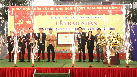 Lãnh đạo tỉnh, huyện trao Bằng xếp hạng di tích lịch sử văn hóa đình Chi Đống, xã Tân Chi. (Nguồn: CTTĐT tỉnh Bắc Ninh)