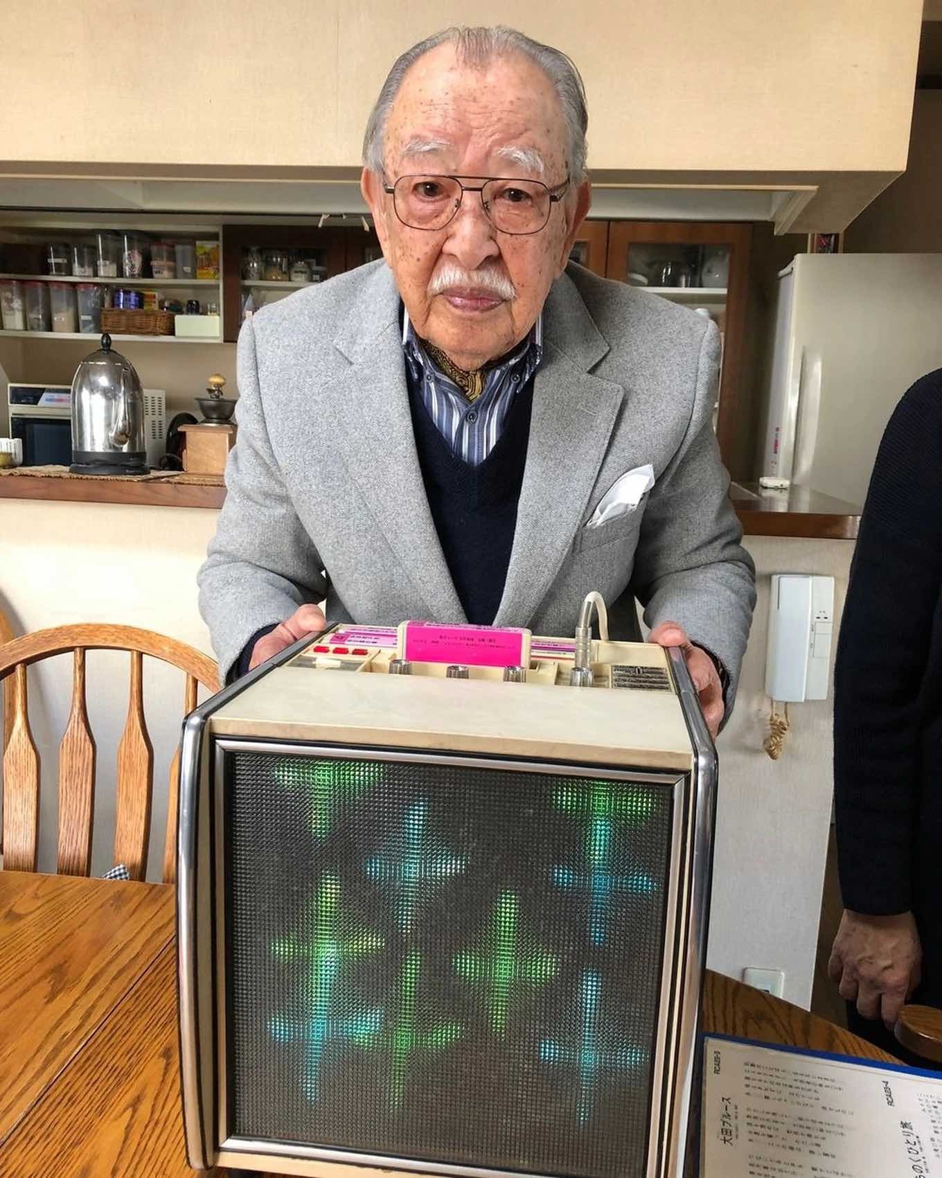 Ông Shigeichi Negishi là người sáng tạo ra chiếc máy hát karaoke đầu tiên (Ảnh: WSJ).