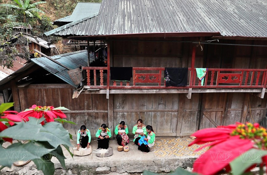 Unique traditional costumes of the Mang ethnic people