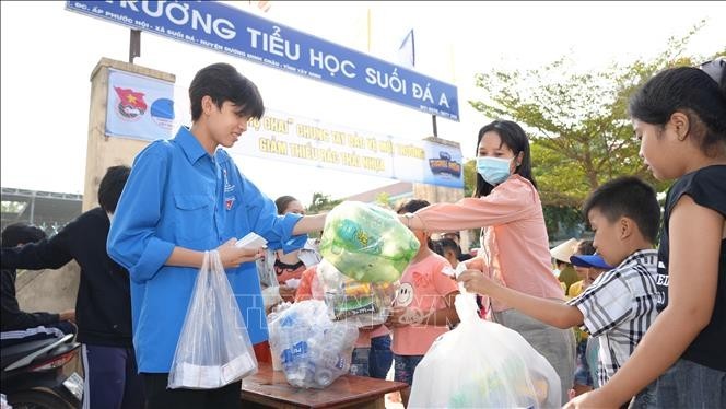 Phiên chợ kỳ lạ ở Tây Ninh nơi người dân dùng rác thải nhựa thay tiền