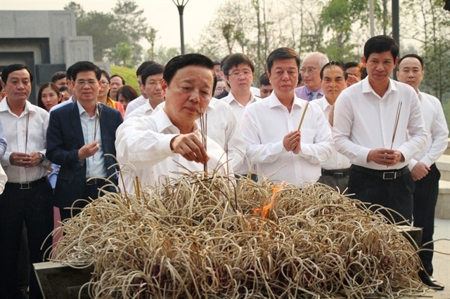 Deputy PM Tran Hong Ha offers incense at Dien Bien Phu historical sites