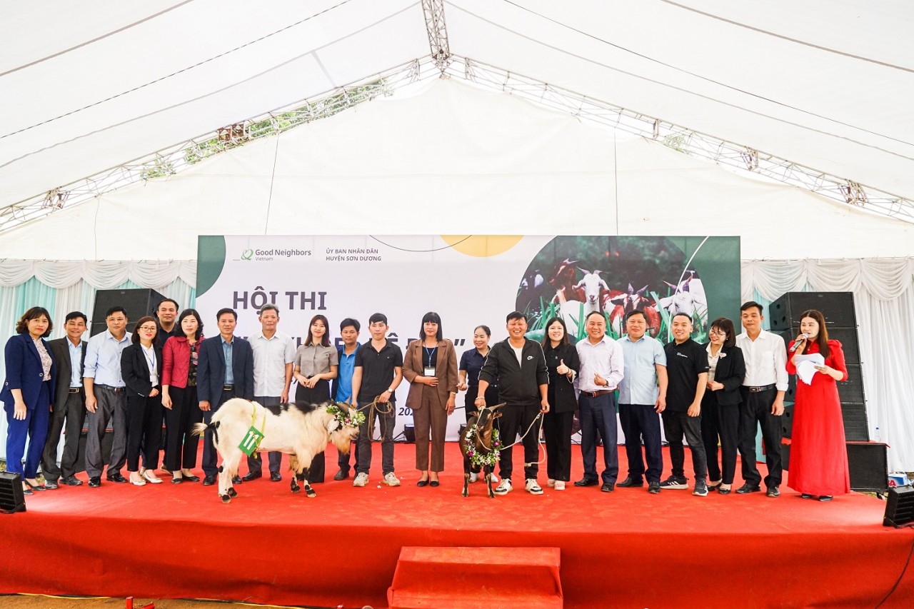 The organizing committee awards prizes for the goat competition.