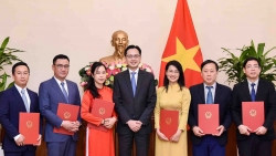 Thứ trưởng Ngoại giao Đỗ Hùng Việt trao quyết định phân công, điều động cán bộ