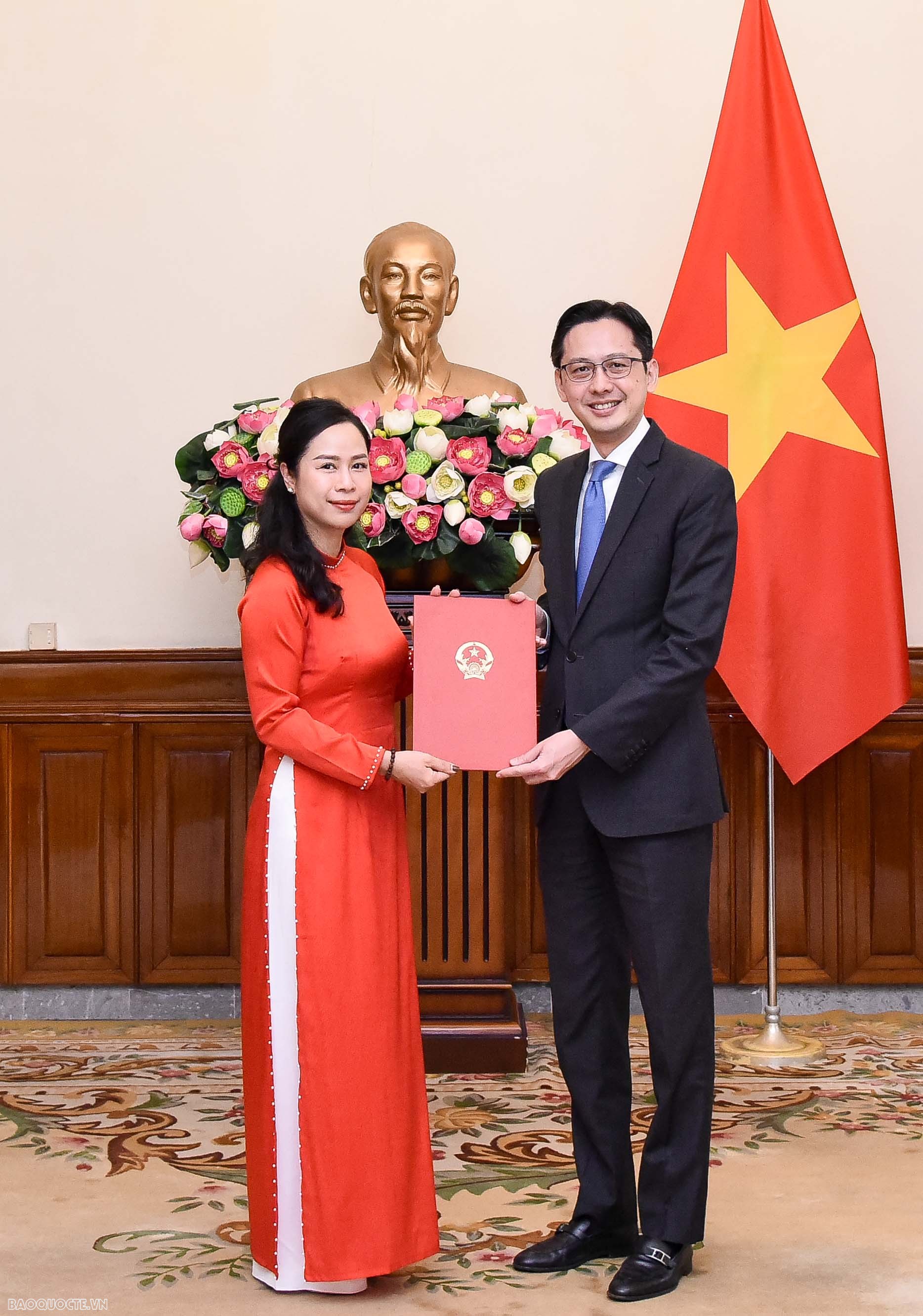 Uỷ viên Ban Thường vụ Đảng uỷ Bộ, Thứ trưởng Đỗ Hùng Việt đã trao quyết định phán công, điều động cán bộ