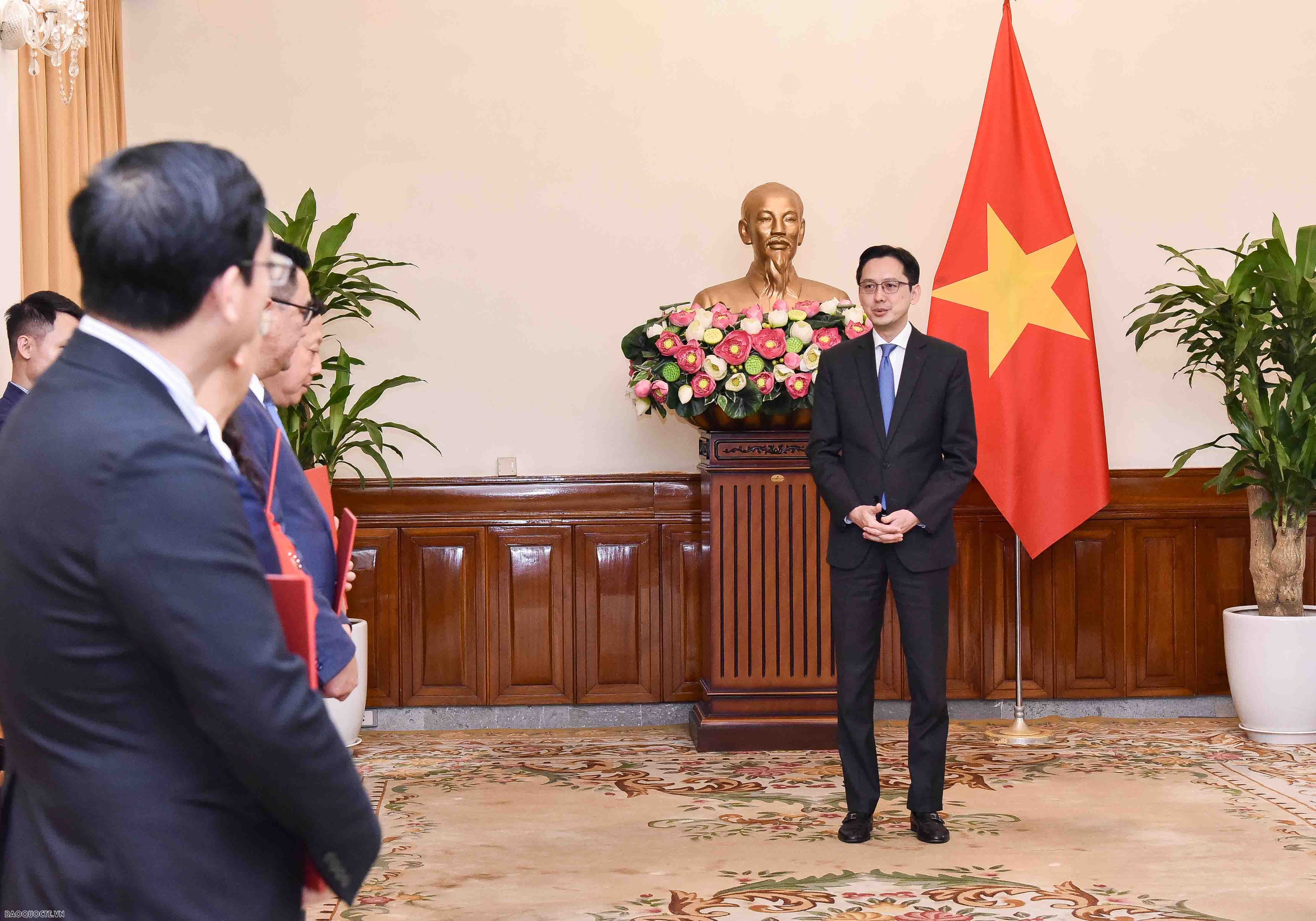 Uỷ viên Ban Thường vụ Đảng uỷ Bộ, Thứ trưởng Đỗ Hùng Việt đã trao quyết định phán công, điều động cán bộ