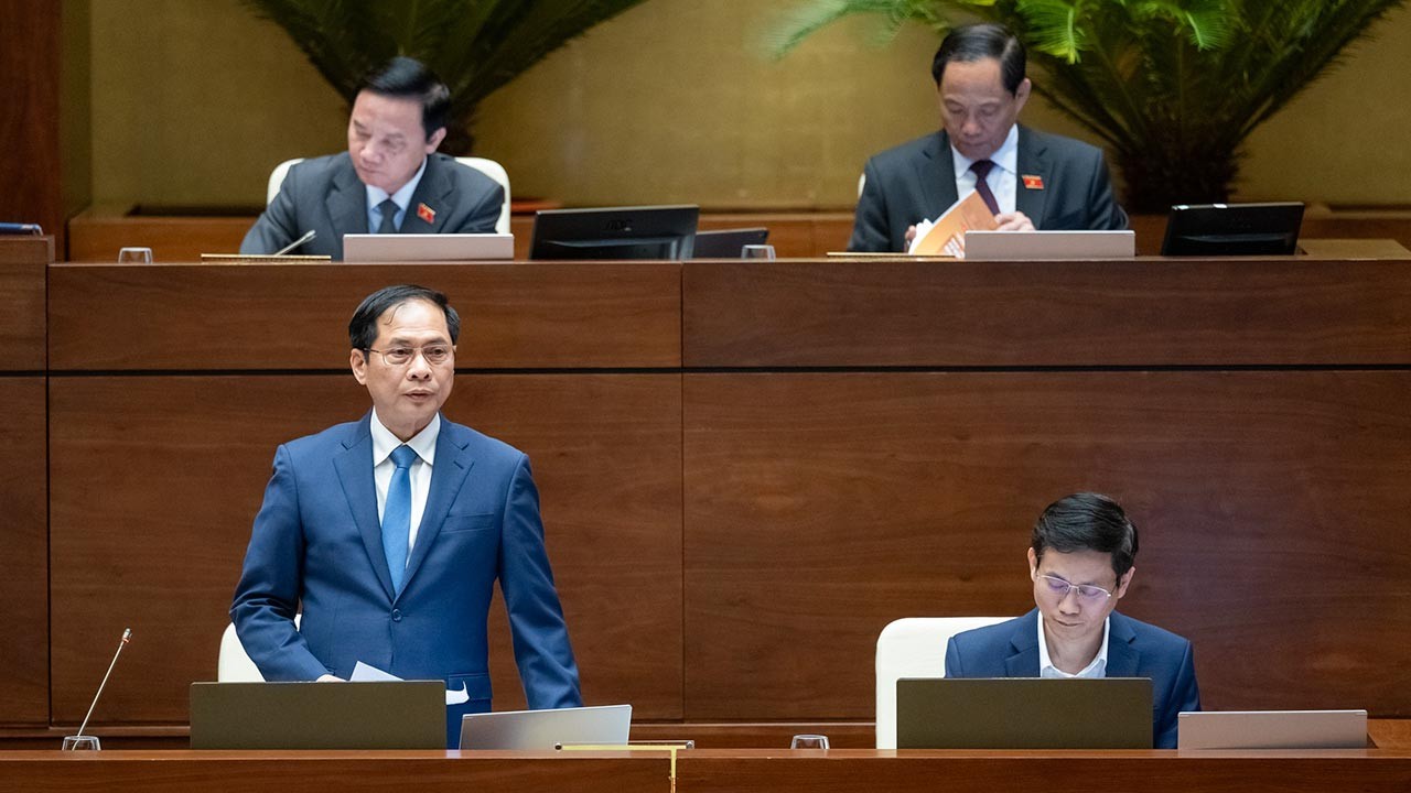 Ủ ban Thường vụ Quốc hội: Bộ trưởng Ngoại giao Bùi Thanh Sơn trả lời chất vấn lĩnh vực ngoại giao