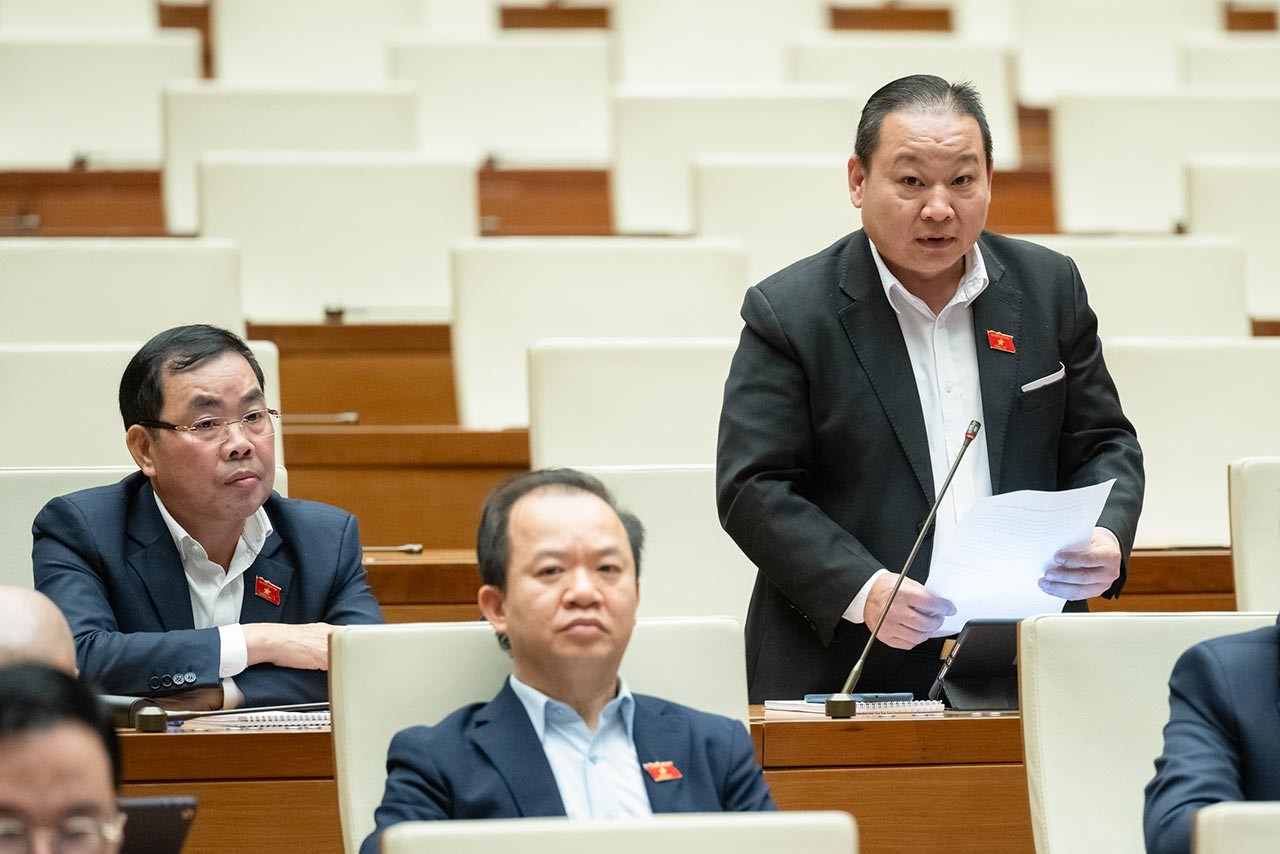 FM Bui Thanh Son fields questions on foreign affairs by NA Standing Committee