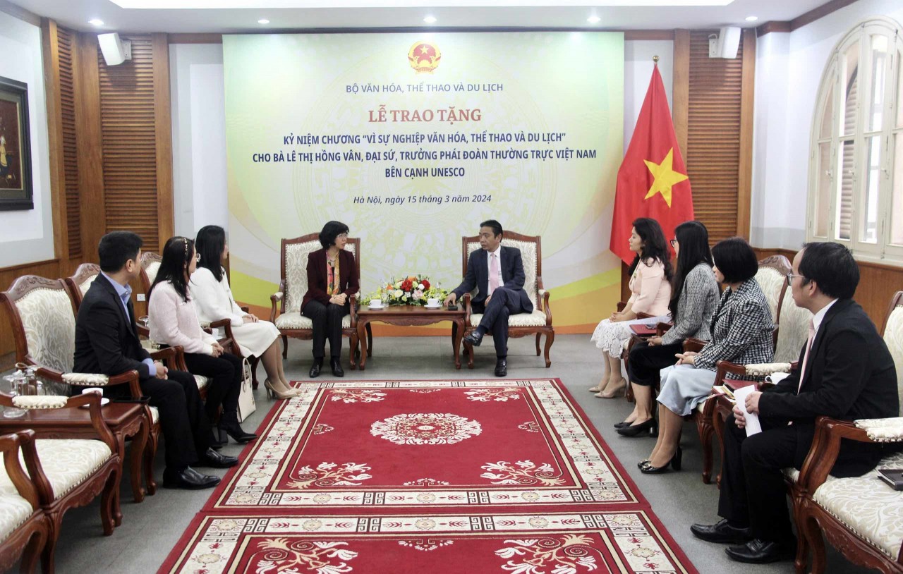 Nguyên Đại sứ Lê Thị Hồng Vân được trao tặng Kỷ niệm chương ‘Vì sự nghiệp Văn hóa, Thể thao và Du lịch’