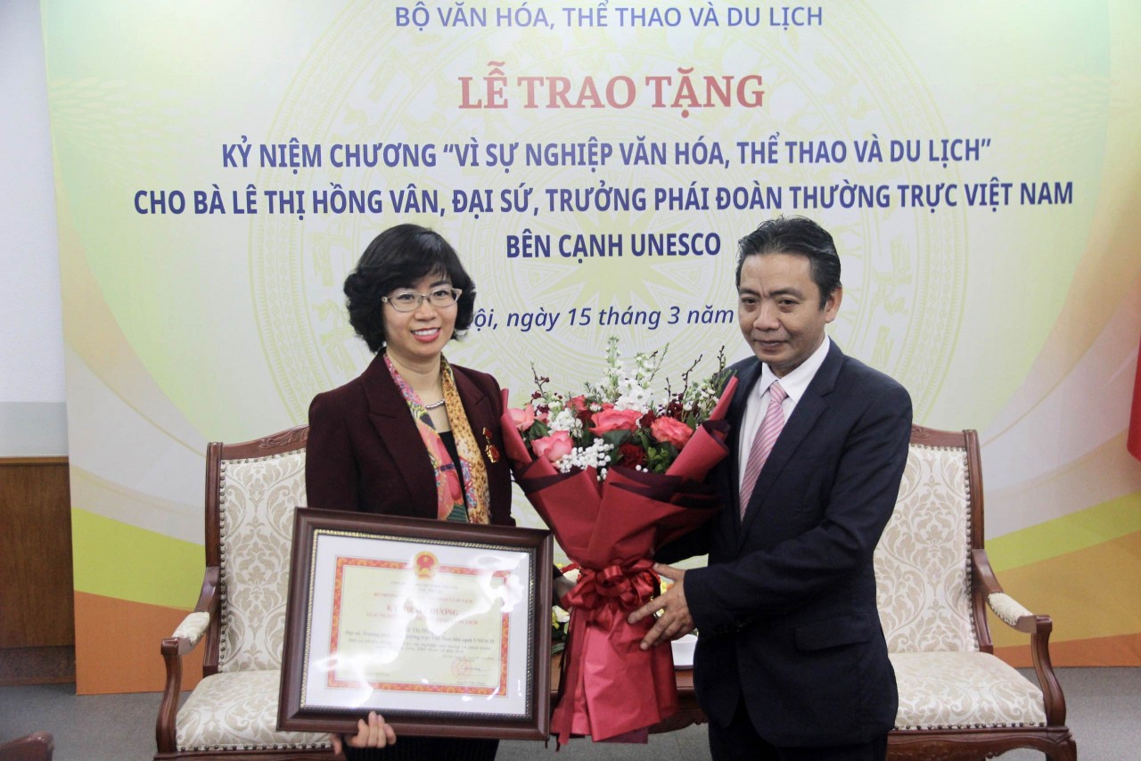 Nguyên Đại sứ Lê Thị Hồng Vân được trao tặng Kỷ niệm chương ‘Vì sự nghiệp Văn hóa, Thể thao và Du lịch’