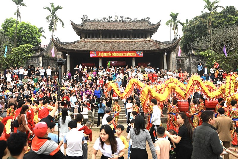 Hàng vạn người tham gia lễ hội truyền thống của quê hương.