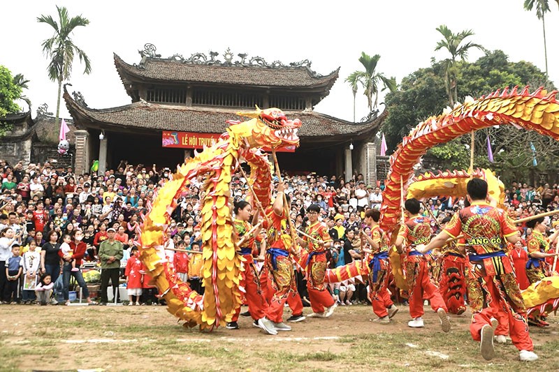 Các nghi thức rước lễ truyền thống được tái hiện trước Tam Quan Đình So.