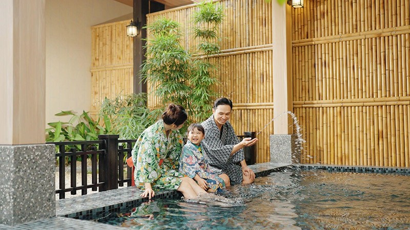 Du khách trải nghiệm tắm onsen thư giãn cùng gia đình (Ảnh: Lynn Times Thanh Thủy)