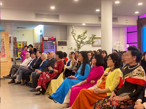 Họa sĩ Phan Ngọc Khuê trao tặng bộ tranh truyện Hàng Trống hàng trăm năm tuổi cho Bảo tàng Phụ nữ Việt Nam
