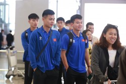 Hình ảnh đội tuyển Việt Nam tập trung tại sân bay Nội Bài trước giờ sang Indonesia
