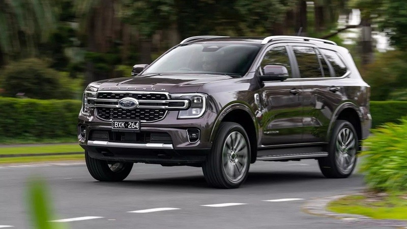 Ford Everest Platinum được phía đại lý tiết lộ giá bán khoảng 1,7 tỷ.