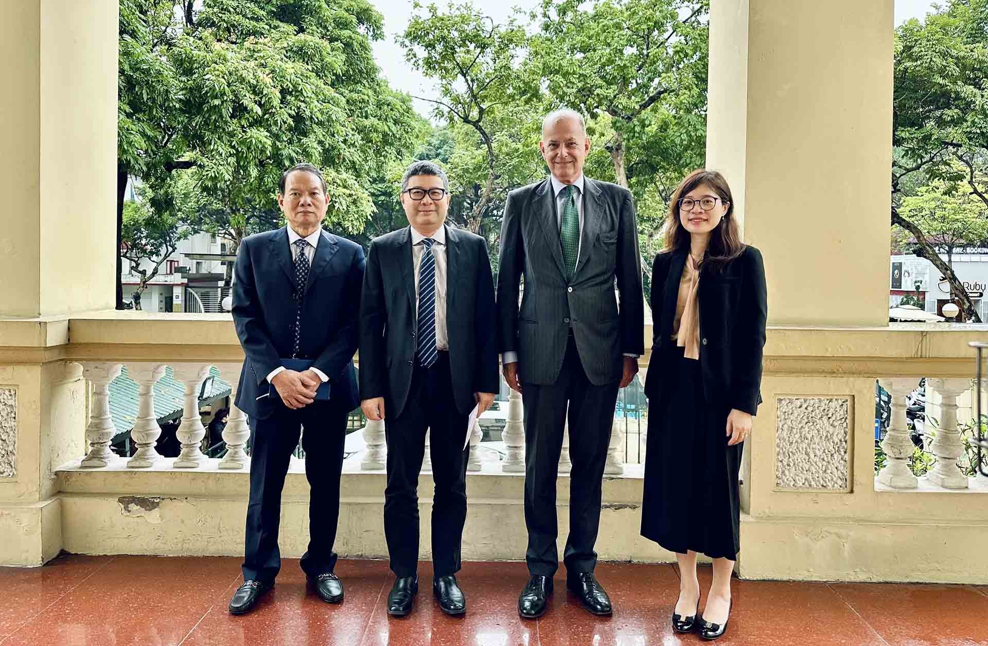 Cục trưởng Cục Lãnh sự Doãn Hoàng Minh và ông Giuseppe de Vincentiis, Đại diện UNHCR tại Thái Lan phụ trách Việt Nam cùng các đại biểu.