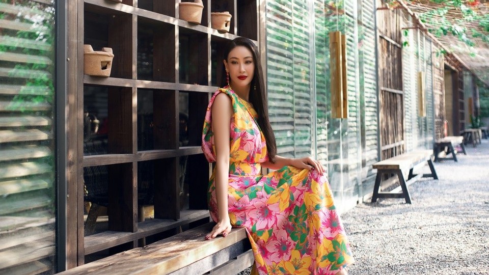 Hoa hậu Hà Kiều Anh rạng rỡ dưới ánh nắng cùng những mẫu đầm Xuân Hè