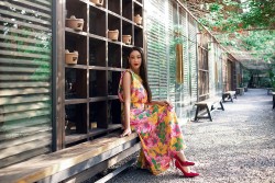Hoa hậu Hà Kiều Anh rạng rỡ dưới ánh nắng cùng những mẫu đầm Xuân Hè