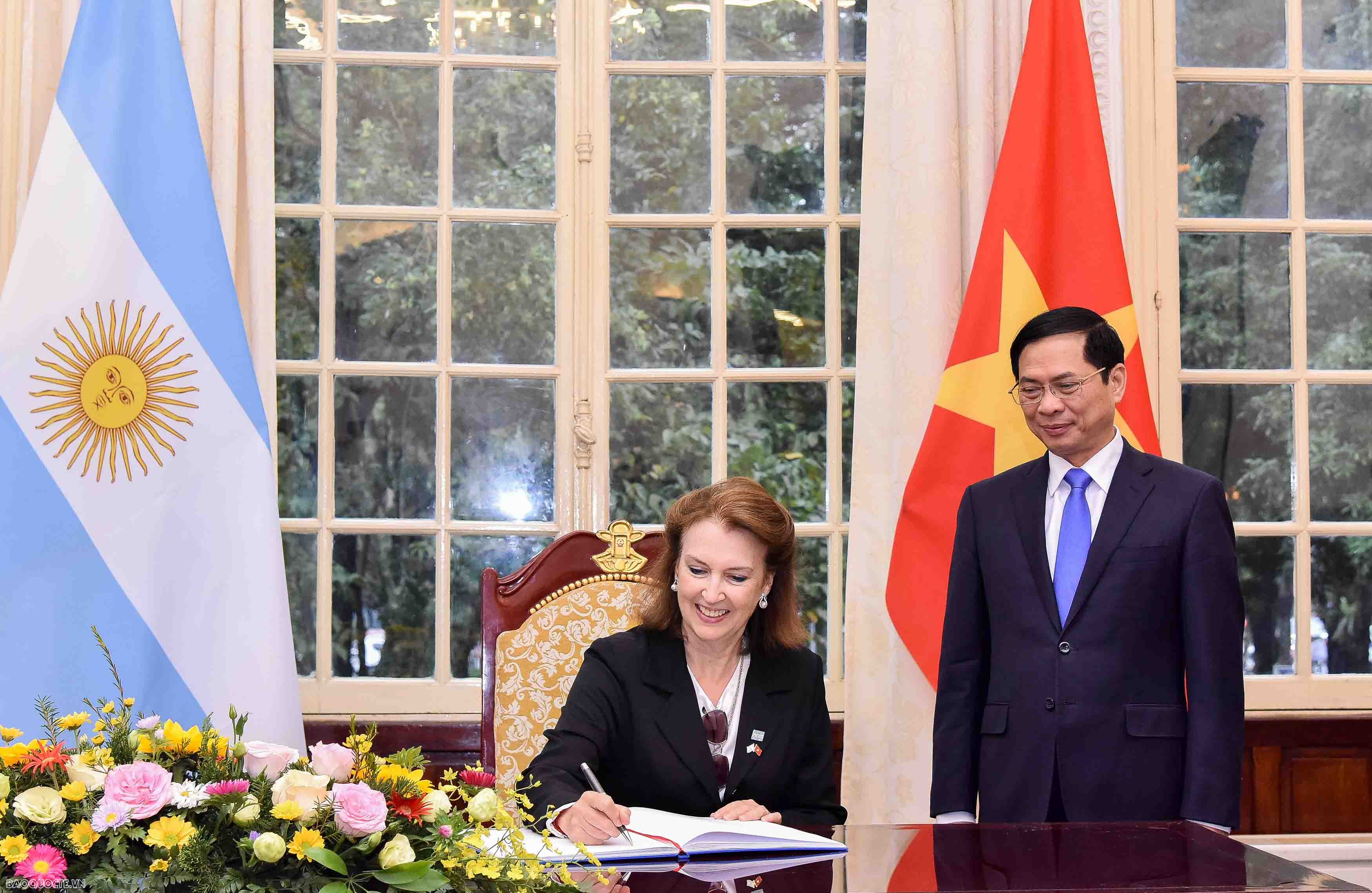 Vietnam, Argentina Foreign Ministers hold talks to expand cooperation relations