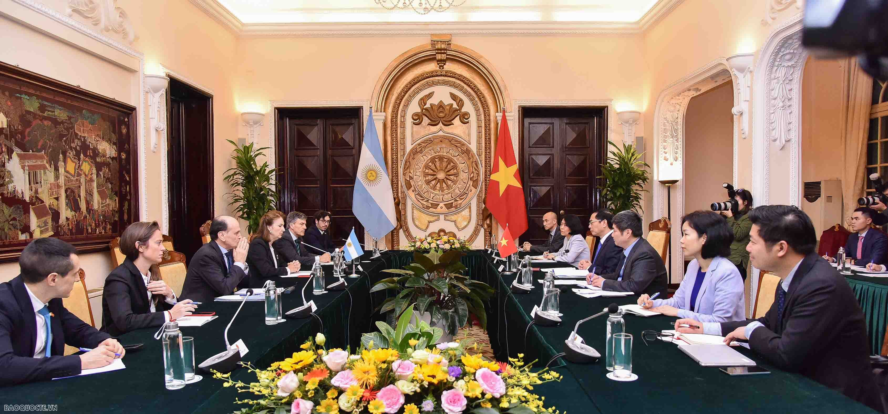 Vietnam, Argentina Foreign Ministers hold talks to expand cooperation relations