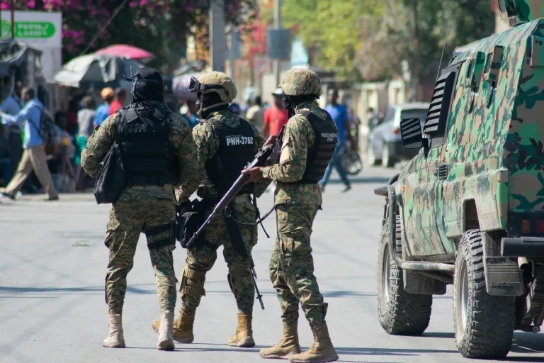Khủng hoảng Haiti: Tội phạm hoành hành, ngân hàng trung ương bị tấn công, Mỹ cùng hàng loạt tổ chức sơ tán khẩn nhân viên. (Nguồn: AFP)