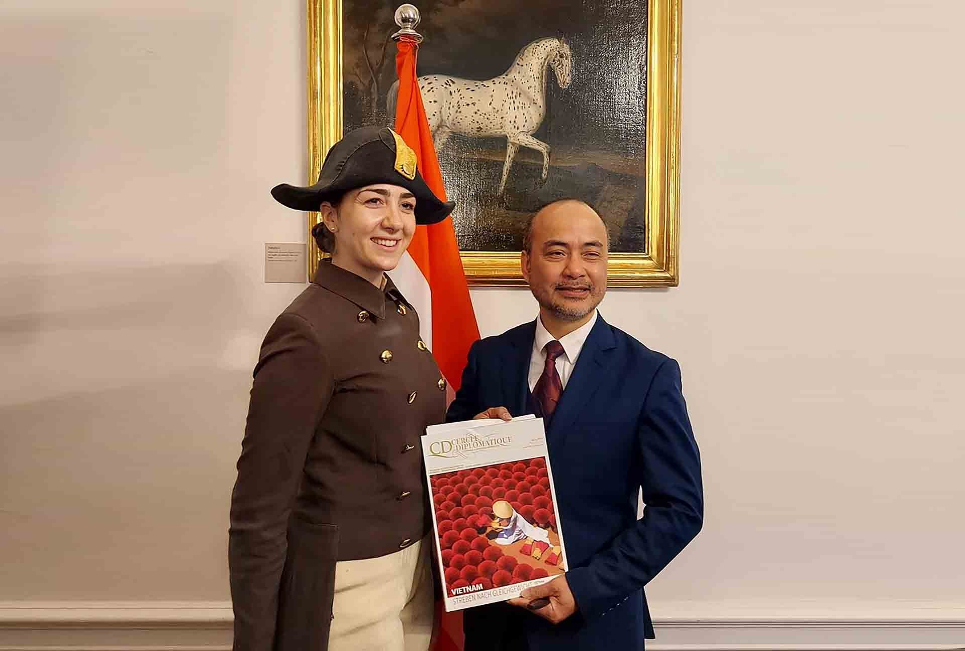 Đại sứ Nguyễn Trung Kiên và Tổng biên tập CD Andrea Fürnweger.