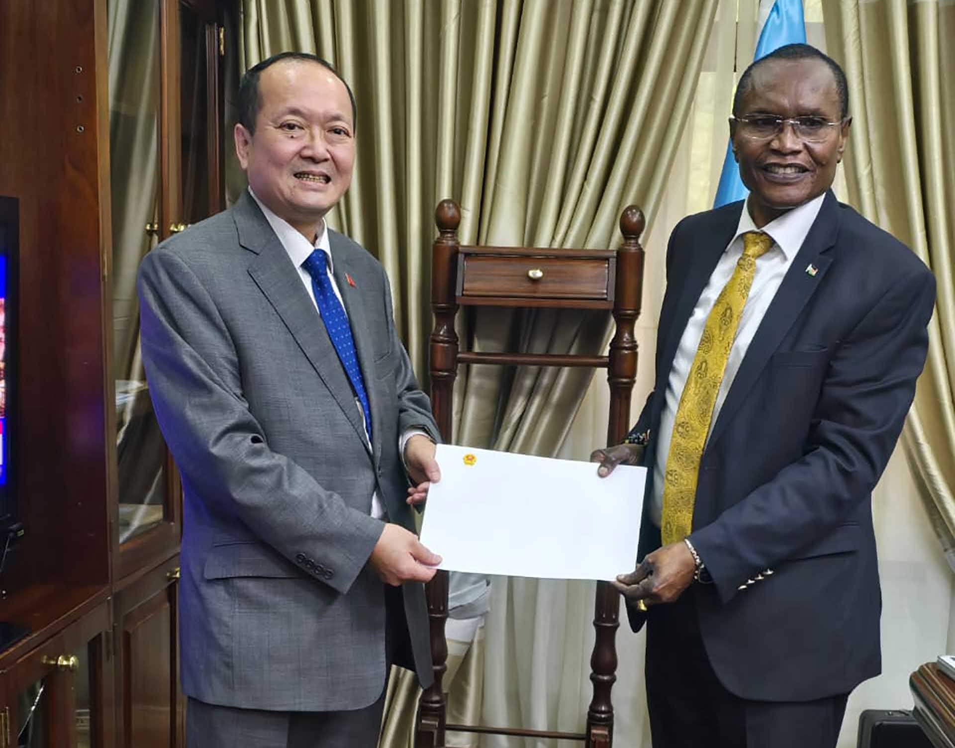 Đại sứ Nguyễn Huy Dũng trình Thư ủy nhiệm lên Tổng thống Cộng hòa Nam Sudan